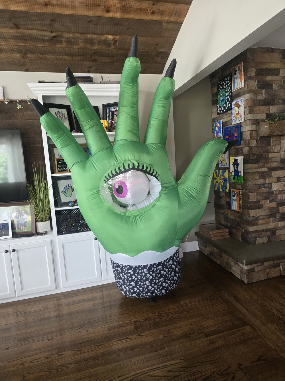 Gemmy Green Inflatable Hand with Rotating Eyeball 7.5 Feet Tall